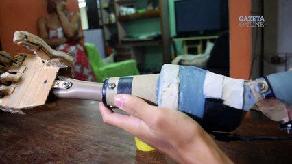 Adolescente cria prótese de braço com material reciclável