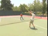 Un tennis avec des battes de base-ball
