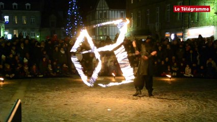Paimpol. Le feu sur la place du Martray avec "Hautement inflammable"