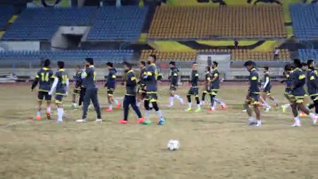 المدرب الجديد يتابع المران 2