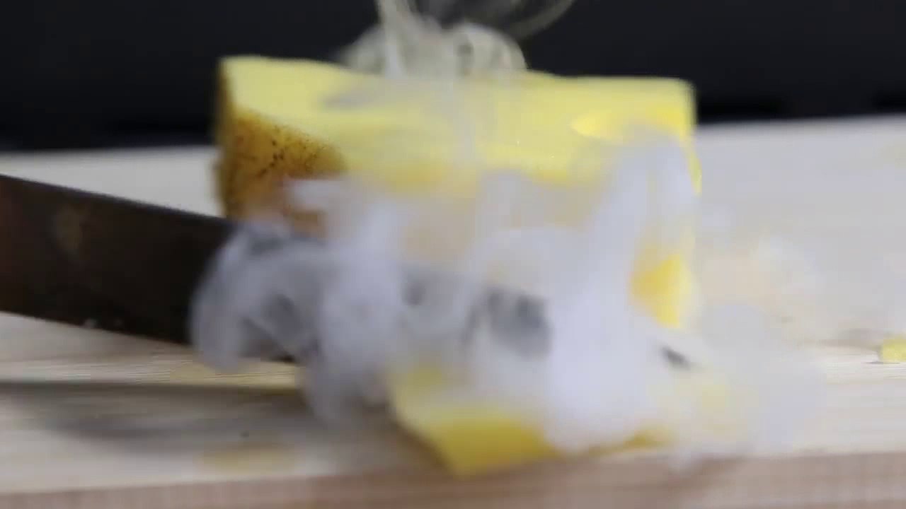 MIRA LO QUE SUCEDE CUANDO CORTAS CON UN CUCHILLO A 1000 GRADOS  Experimento