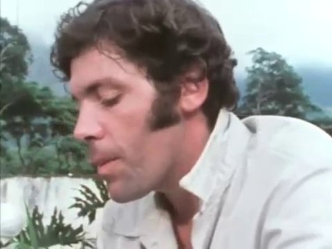 Être heureux, c'est plus ou moins ce qu'on cherche J'aime rire, chanter et je n'empêche Pas les gens qui sont bien d'être joyeux