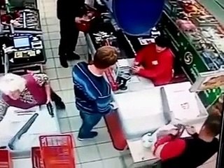 İstediğini Almadı Diye Ebesini Yumruklayan Hayırlı Torun