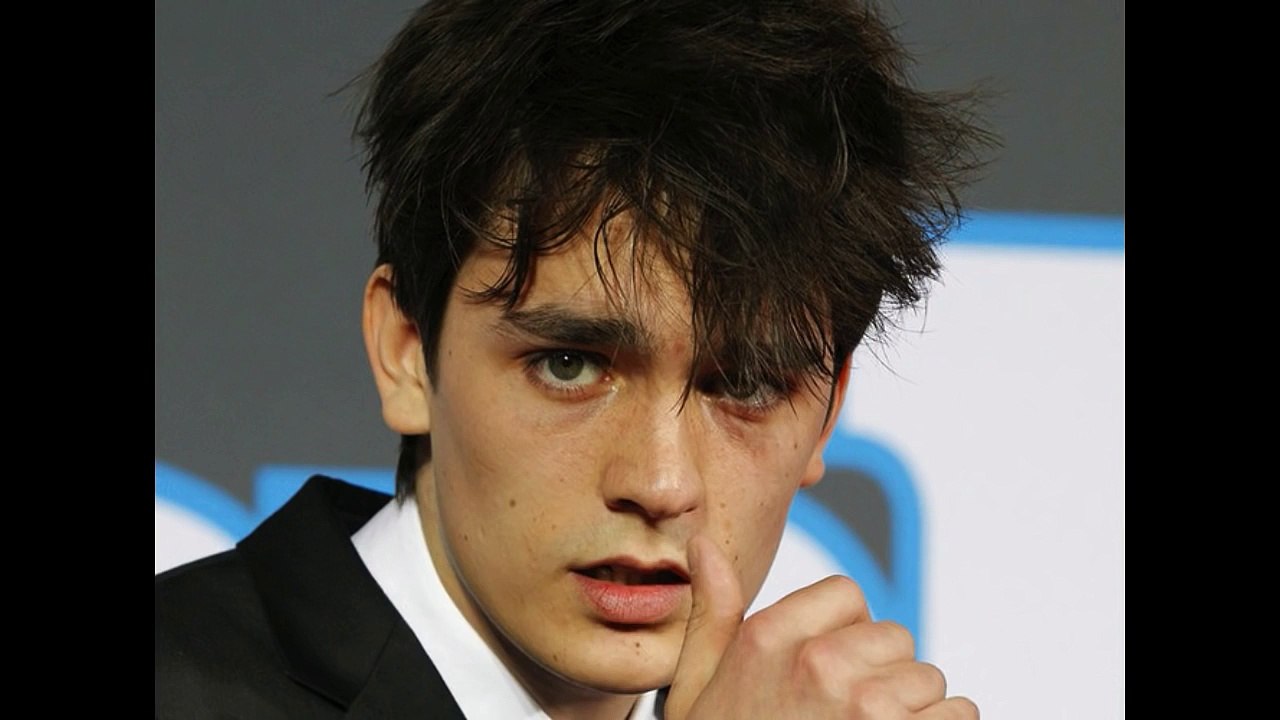 Alain Delon  - Ruiné, son fils Alain Fabien aurait du mal à payer son loyer-o1KIXjFv_mQ