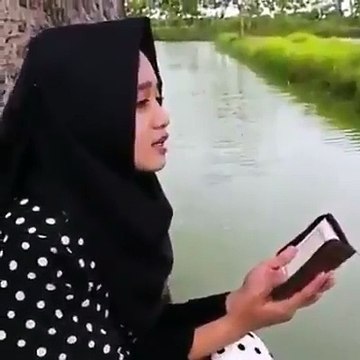 بہت ہی خوبصور ت آواز میں قرآن کی تلاوت کرتی ہوئی پیاری سی بچی