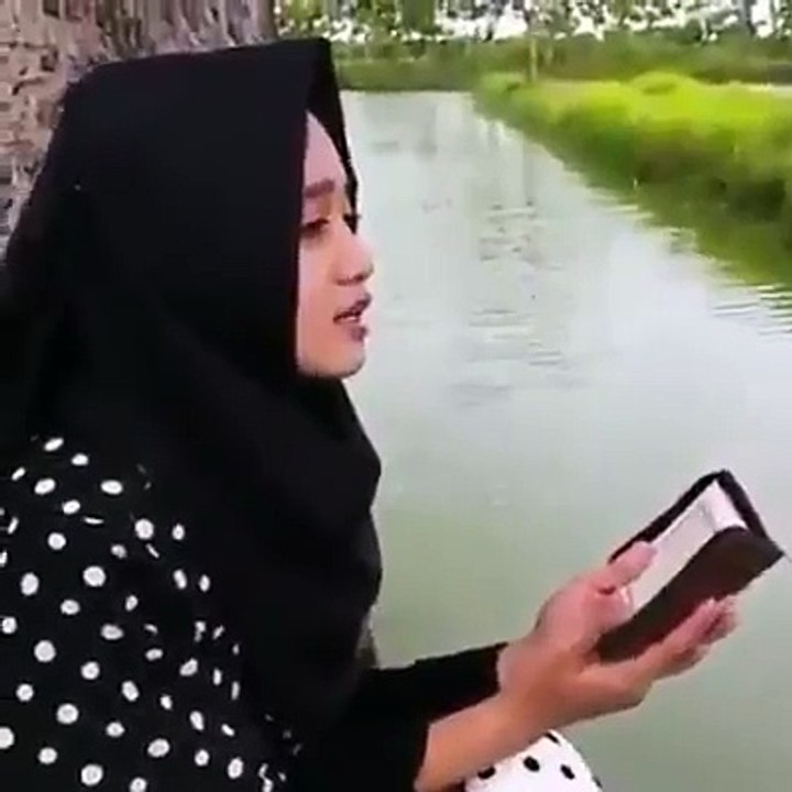 بہت ہی خوبصور ت آواز میں قرآن کی تلاوت کرتی ہوئی پیاری سی بچی