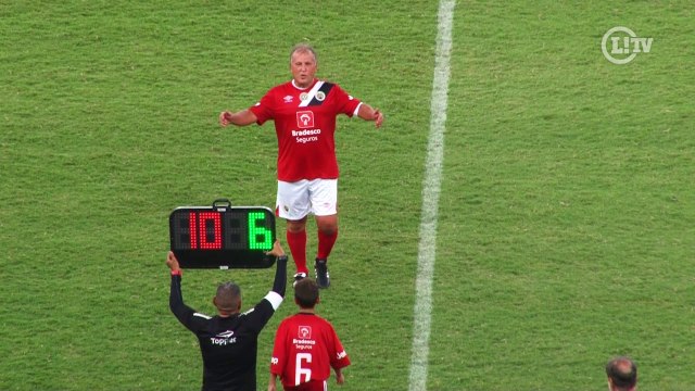 Zico mostra categoria de sempre e empolga torcedores que lotaram o Maracanã