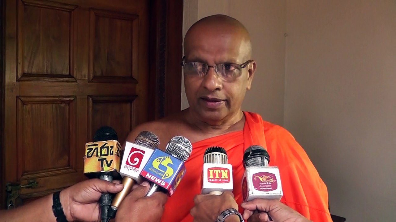 බෙදුම්වාදී රනිල්-මෛත්‍රී ව්‍යවස්ථාවට එරෙහිව අස්‌ගිරි මහානායක හිමියන් සටන අරඹයි...මේ රට බෙදන්න කාටවත් බෑ