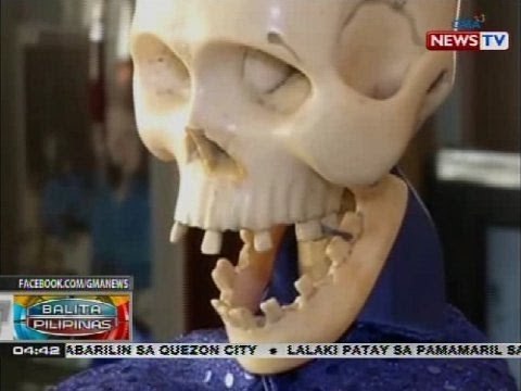 Imahen ng kalansay na dinamitan at kinoronahan, ipinagpipista ng isang pamilya tuwing Undas