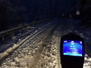 Dağ yolunda karda kayan otobüsü yolcular itti