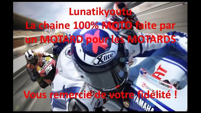 Des motards s'arrêtent, descendent pour aider les autres