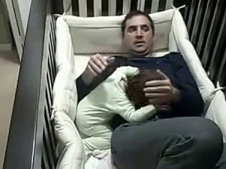 باپ بچی کو سُلا کر بھاگنا چاہتا ہے مگر بچی کیا کرتی ہے مزاحیہ ویڈیو