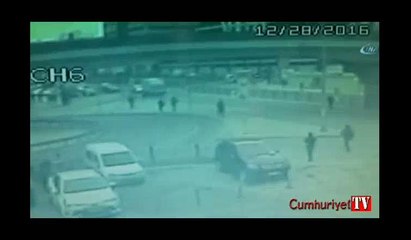 Servis minibüsü alt geçide böyle uçtu