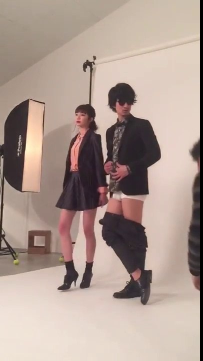 Ce modèle perd son pantalon en plein shooting photo LOL