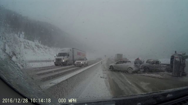 Enorme carambolage sur une autoroute enneigée du colorado