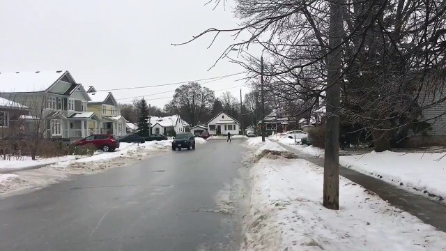 Elle patine au milieu de la route... Ah ouais!!