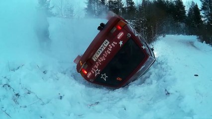 Virage raté en rallye sur neige et enorme crash