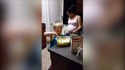 T'es sur de vouloir manger des pancakes maintenant....Crade le gamin