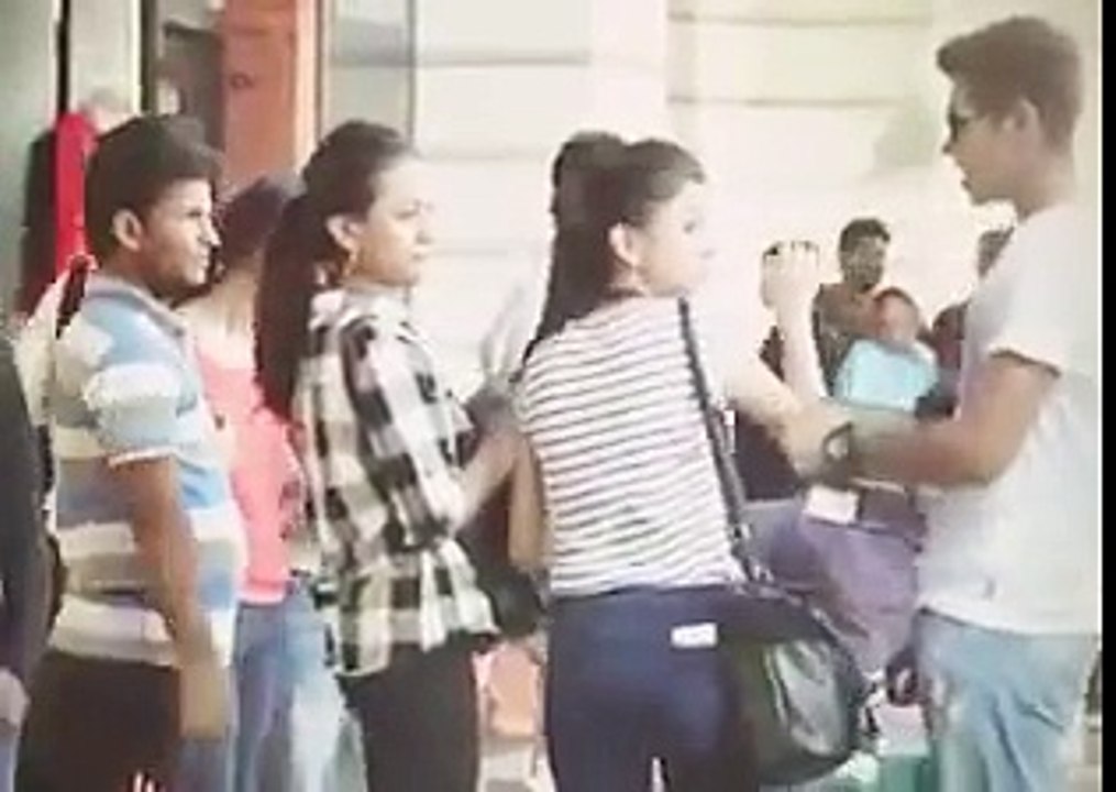 .ہاہاہاہاہا۔ ایسے کمینے روز روز پیدا نہیں ہوتے! ایک بار دیکھ لے آپ ہنسی نہ روک پائے گے