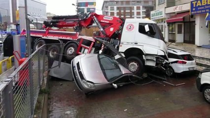 Kamyon 8 aracı ezdi geçti