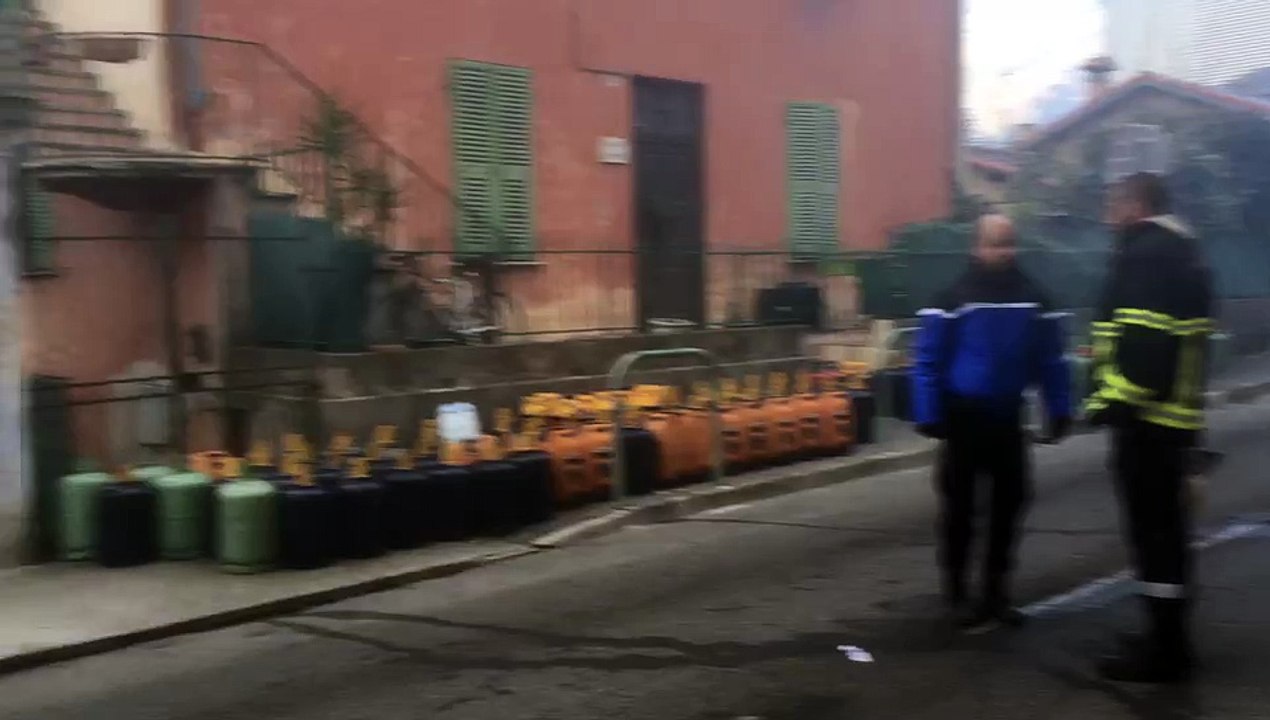 Un feu de pneus se propage au bâtiment d'une station-service à Sospel