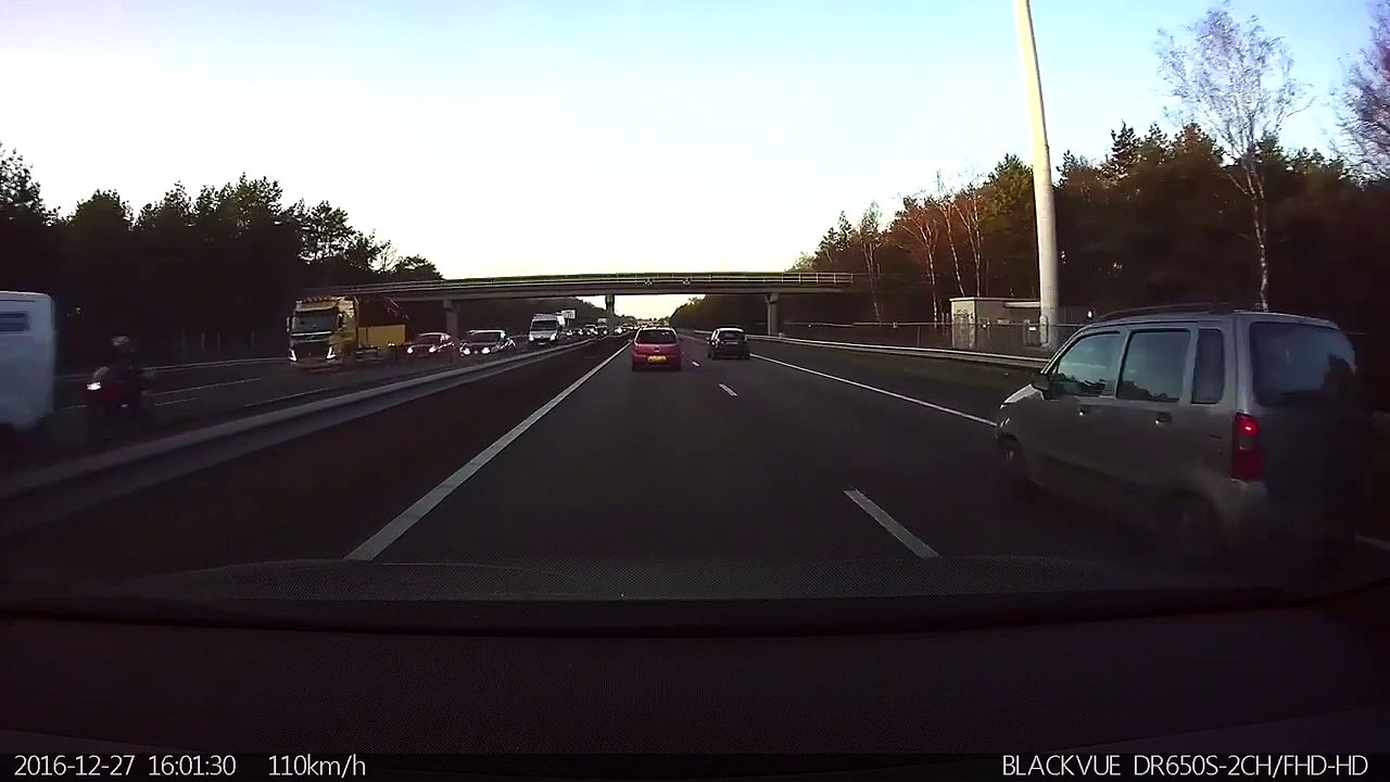 Le pilote automatique d'une Tesla prédit un accident et parvient à l'éviter