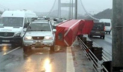 FSM'de römork devrildi... Kaza yerinden ilk görüntüler