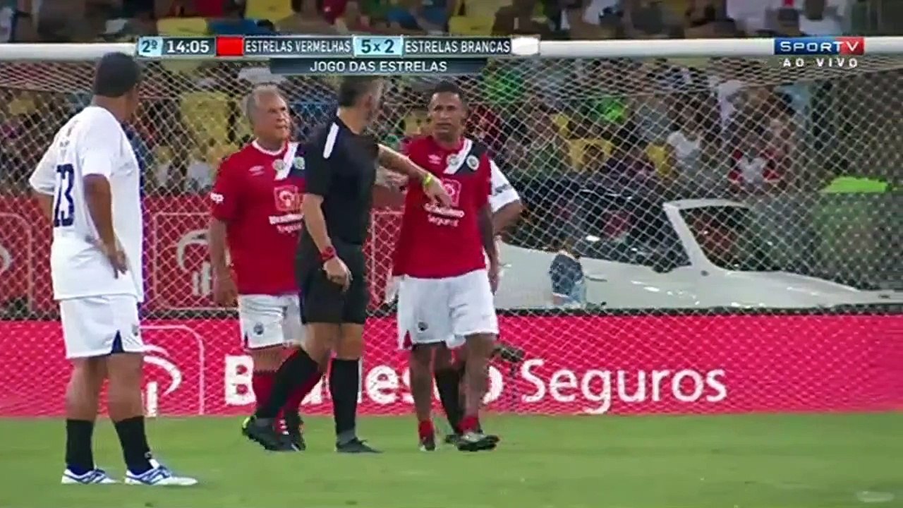 Neymar gives his boots to a child after was substituted Estrelas Vermelhas x Estrelas Brancas 2016