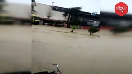 Soyundu, sele daldı