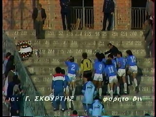 Κατάθεση λουλουδιών για το Χαράλαμπο Μπλιώνα (1η ΑΕΛ-Εθνικός 1-0 1986-87)