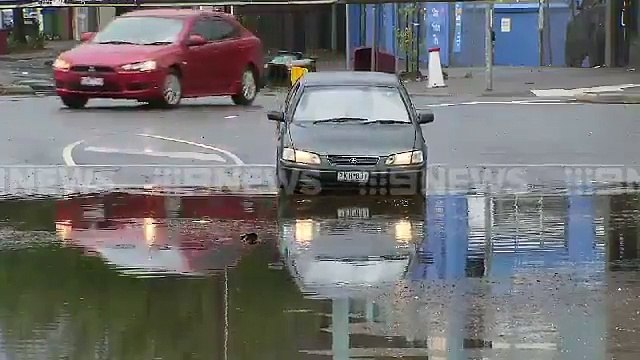Malgré les messages d'alerte, il tente de franchir cette flaque d'eau