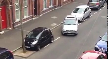 Des voisins suivent le créneau de 15 minutes de cette femme