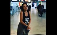 Tomer Sisley menotte sa fiancée dans un aéroport.