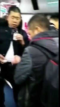 Des activites chinois protestent dans le métro de Pekin