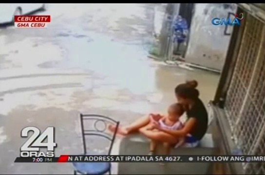 Batang karga ng kanyang ina, nahulog nang agawin ng snatcher ang cellphone ng ina