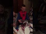 Un garçon reçoit un certificat de son adoption officielle par son beau-père à Noël !