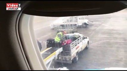 قارئ يرسل فيديو وصورا صادمة لإهمال عمال المطار وتكسيرهم لحقائب الركاب