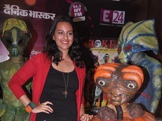 Sonakshi Sinha With The Aliens From 'Joker'