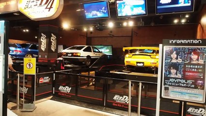 Au Japon, ce jeu d'arcade est équipé de véritables voitures de sport