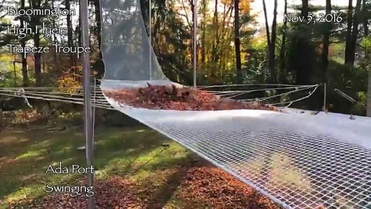 Une trapéziste réalise un incroyable saut sur un filet de protection rempli de feuilles mortes