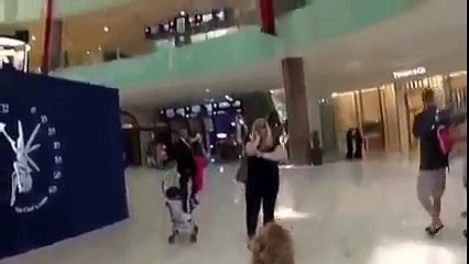 طفلة أجنبية سمعت الادان لاول مرة وما فعلته شئ مو طبيعي الله أكبر !!!!!!