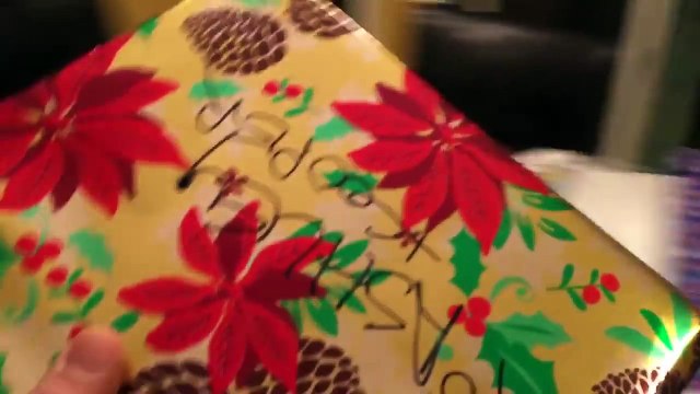 Un papa punit ses filles qui n’écoutent pas en brulant leurs cadeaux dans la cheminée