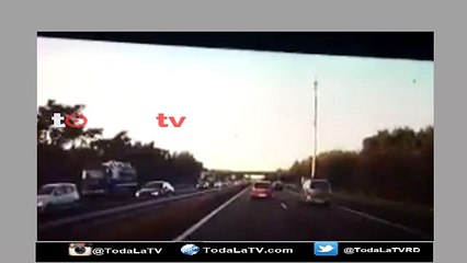 Piloto automático de un Tesla predice el dramático choque entre dos autos-Video