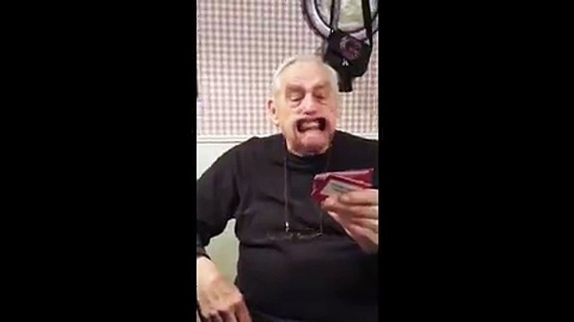 Un grand-père perd son dentier en jouant avec sa famille