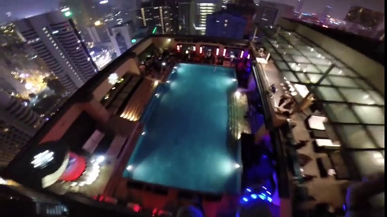 Ils réalisent un saut extrêmement périlleux du haut de la Tour de Kuala Lumpur pour atterrir sur un autre immeuble !