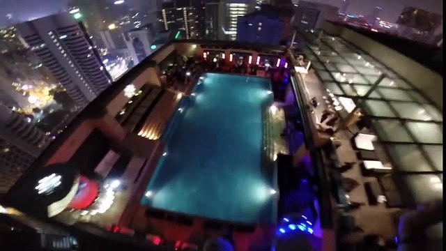 Ils réalisent un saut extrêmement périlleux du haut de la Tour de Kuala Lumpur pour atterrir sur un autre immeuble !
