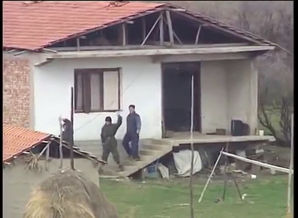 Video e rrallë - Serbët plaqkitin shtepitë e shqiptarëve 1999