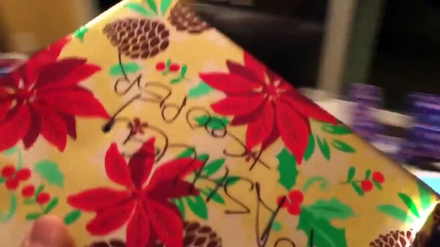 Ce papa cruel met le cadeau de sa fille au feu... Enfin c'est ce qu'elle croit