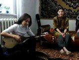 Amateur kazakh girl playing the dombra.  Kazak kızlarından çok güzel bir türkü.