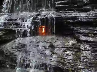 La fiamma eterna sotto le cascate: un mistero ancora irrisolto.